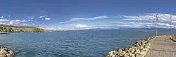 photographie d'un lac sous un ciel bleu.