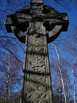 Photo d'une croix celtique en pierre.