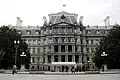 Façade nord du bâtiment devant la section piétonne de Pennsylvania Avenue.