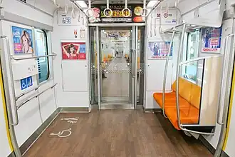 Espace réservé aux fauteuils roulants et poussettes.