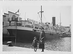 Le port en 1941, le Gouverneur général Tirman devant la gare de la Compagnie de navigation mixte.