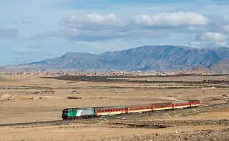 Train de voyageurs tracté par une ancienne CC 72000 de Fret SNCF.