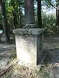 La croix des Vendéens, socle avec inscription.