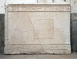 Bas-relief représentant des armoiries (XVIe siècle).