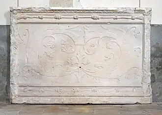 Bas-relief représentant des décors (XVIe siècle).