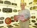 Un collectionneur de plaques de locomotives.