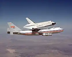 Shuttle Carrier avec dérives supplémentaires en bout d'empennage.