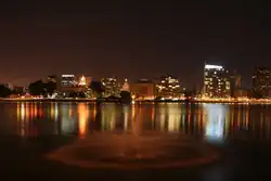 Photographie de nuit de la ville d'Oakland