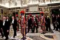 Le président des États-Unis d'Amérique, Barack Obama, traverse la salle Clémentine du palais apostolique, escorté par la Garde suisse pontificale, accompagné de l'ambassadeur des États-Unis près le Saint-Siège et précédé par des majordomes de l'Antichambre pontificale.