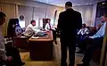 Le président Barack Obama parle avec des membres de la délégation de l'Indiana du Congrès américain en route pour Elkhart (Indiana), pour une réunion publique dans cette ville en février 2009. Il est fréquent que lors d'un déplacement dans un État américain, le président voyage avec des sénateurs ou représentants de cet État.