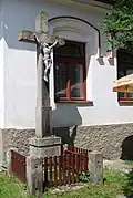 Croix en face de l'auberge.