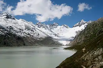 Le versant nord du Löffelhorn, à l'extrémité gauche, depuis la berge nord de l'Oberaarsee.