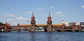 Le Oberbaumbrücke («&nbsp;pont de la Barrière supérieure&nbsp;») à la traverse de l'ancienne mure de l'accise.