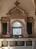 Monument aux morts dans le porche.