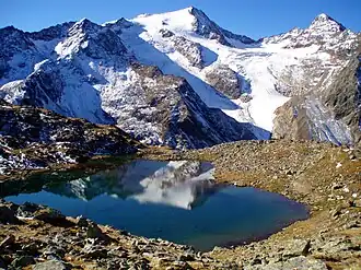 Vue du Gamsspitzl (sur la gauche) avec le Wilder Freiger au centre et l':Aperer Freiger (de) à droite.