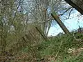 Pieux anti-chars en béton armé, de section carrée (20 cm de côté) d'environ 8 pouces (20 cm) et d'environ 2 m de long (partie émergée), au sommet de la côte orientale de la pente raide d'un remblai de chemin de fer. Ils étaient destinés à arrêter les chars ennemis escaladant la face abrupte du remblai.