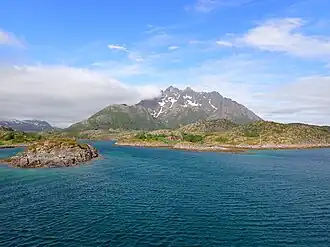 Vue de Rulten depuis le sud de l'Øyhellsundet.