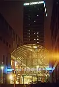 Vue de nuit, 2006, avec la grande enseigne au néon.