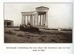 et sa colonnade.