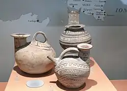 Œnochoé indigène (Iapyges, Daunie (Pouilles) 550-500), guttus (cruche à petite bouche) (Daunie IVe – IIIe siècle AEC), askos (IVe – IIIe siècle AEC)