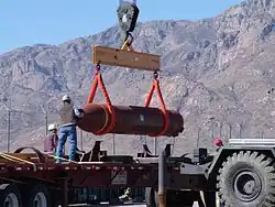 Une Massive Ordnance Penetrator du Defense Threat Reduction Agency (DTRA) est déchargée au White Sands Missile Range, Nouveau-Mexique (photo prise avant le 15 mars 2007).