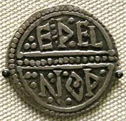 Revers d'une pièce d'argent portant le nom Eþelnoþ sur deux lignes.