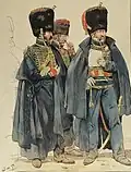 Trois officiers de l'artillerie de Napoléon à l'air perplexe, l'un tenant un papier en main.
