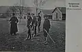 Officiers supérieurs devant les baraquements.