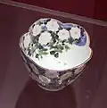 Bol à bordure en lobes et à décor de fleurs. Grès à décor sous couverte