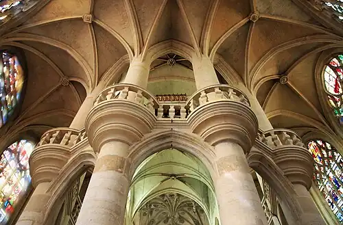 Coursive et croisées d'ogives vues de derrière le chœur.