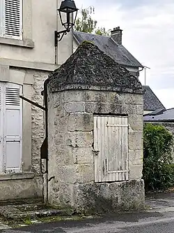 Vieux puits public.