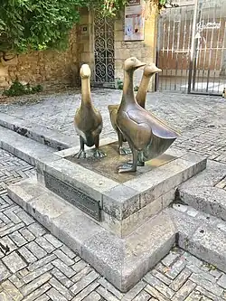 Les trois oies sur la place du Marché aux Oies à Sarlat-la-Canéda.