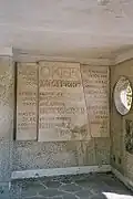 Tableau indiquant les caractéristiques techniques du barrage