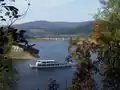 Un coche d'eau sur l'Okerstausee, avec le viaduc de Weißwasser à l'arrière-plan