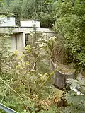 Bassin de tranquillisation du barrage : les murs-bajoyers.