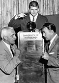 Le trophée Old Ironsides en 1958. De gauche à droite : Rip Engle entraîneur de Penn State , Don Crafton co-capitaine de Pittsburgh et John Michelosen (en) entraîneur de Pittsburgh.