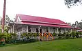 Le tribunal de Kohala (en) à Kapa'au (en) est construit en 1889 dans le style des plantation house (en) hawaïennes.