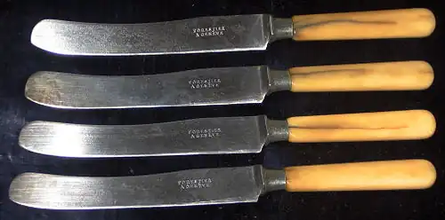 Anciens couteaux de table suisses avec un manche en os ou en ivoire