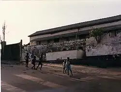 Le bâtiment principal avant le début de l'érosion majeure au milieu des années 1980.
