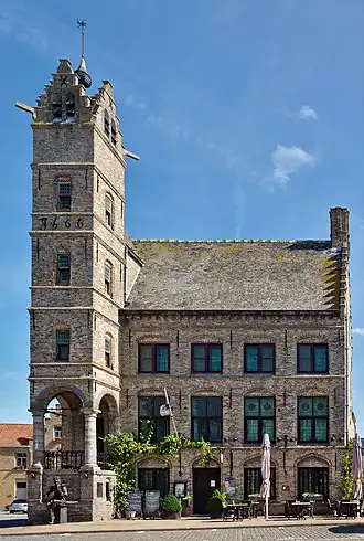 Le beffroi et l'hôtel de ville de Lo.
