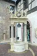 Puits à l'extérieur du musée Unterlinden.