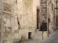 Une vieille femme vêtue traditionnellement.