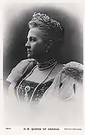 La reine Olga portant le diadème en diamants et rubis à branches d'olivier (v. 1910).