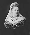 La reine Olga portant la première version de la parue d'émeraudes (v. 1880).