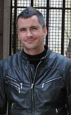 Photographie en couleurs, représentant un homme (Olivier Minne).