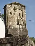 Croix sculptée Ollières, verso (saints Cosme et Damien).