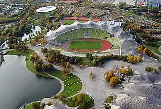 Photographie montrant le stade olympique de Munich et ses grandes toiles, source d'inspiration de celles qui abritent la tribune Lorient à partir de 1987.