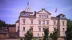 Le château d'Ombreval, aujourd'hui mairie de Neuville (façade ouest).