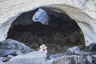 Une des entrées des Big Four Ice Caves, Washington, États-Unis.