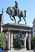 Le piédestal sur lequel se tient la statue.